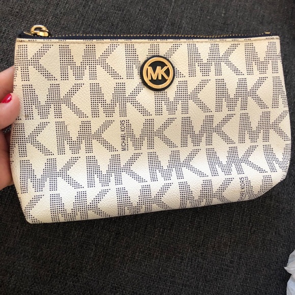 Michael Kors Handbags - Michel Kors wallet pouch Make-up bag